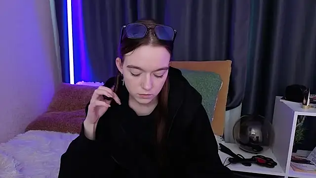 SunyLily online show from June 7, 6:39 am