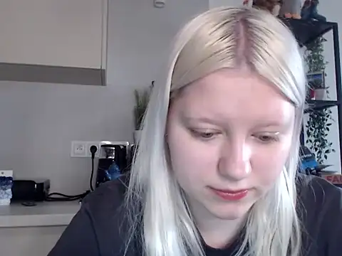 Snapshot of LenaSecret19 chatting on April 14, 5:35 am LenaSecret19 online show from April 14, 5:35 am