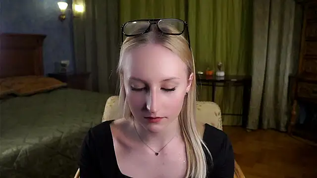 Snapshot of CatarinaGulla chatting on March 11, 12:11 pm CatarinaGulla online show from March 11, 12:11 pm