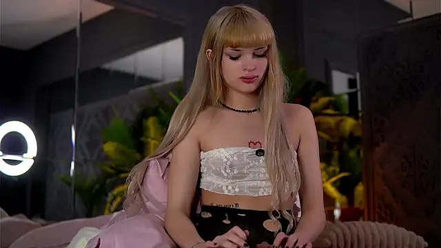 Snapshot of BrattyScarlet chatting on March 22, 7:12 am BrattyScarlet online show from March 22, 7:12 am