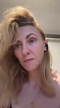 Snapshot of Secret_Ladyx chatting on April 6, 3:26 am Secret Ladyx online show from April 6, 3:26 am