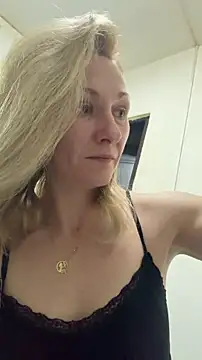 Snapshot of Secret_Ladyx chatting on April 29, 1:21 am Secret Ladyx online show from April 29, 1:21 am