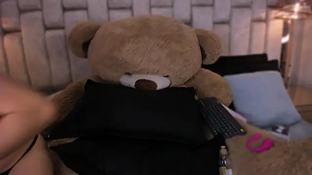Snapshot of FoxxxyPink chatting on May 11, 8:06 pm FoxxxyPink online show from May 11, 8:06 pm