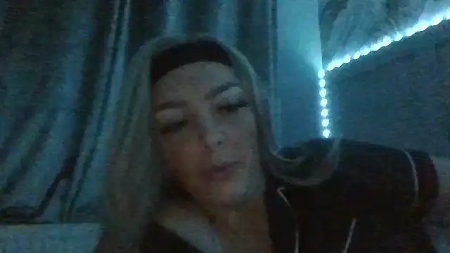 Snapshot of LusciousLailax chatting on March 3, 10:59 pm LusciousLailax online show from March 3, 10:59 pm