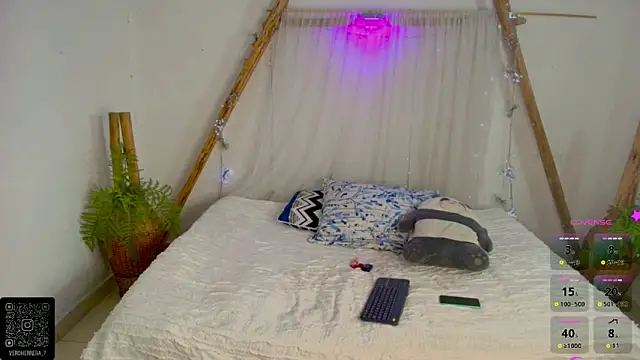 Snapshot of marianafoxx_ chatting on March 25, 1:39 pm marianafoxx online show from March 25, 1:39 pm