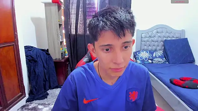 gomitaboy1 online show from May 15, 7:32 pm