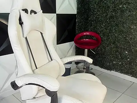 Snapshot of taylor_bigdick18 chatting on March 9, 7:56 am taylor bigdick18 online show from March 9, 7:56 am