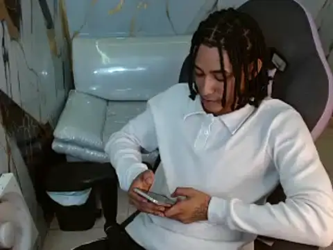 Snapshot of taylor_bigdick18 chatting on March 15, 2:06 am taylor bigdick18 online show from March 15, 2:06 am