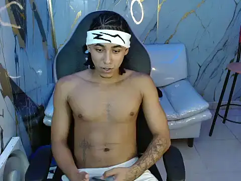 Snapshot of taylor_bigdick18 chatting on March 21, 12:48 am taylor bigdick18 online show from March 21, 12:48 am