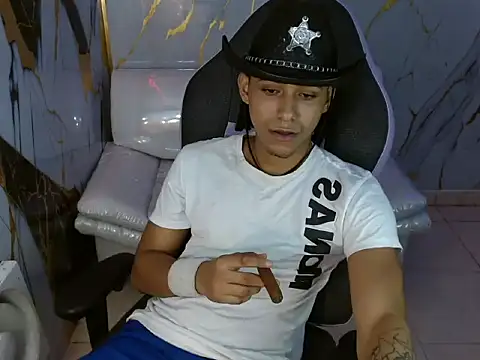 Snapshot of taylor_bigdick18 chatting on March 29, 2:00 am taylor bigdick18 online show from March 29, 2:00 am