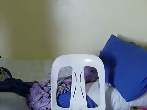 Snapshot of celest_yummy chatting on March 8, 12:41 am celest yummy online show from March 8, 12:41 am