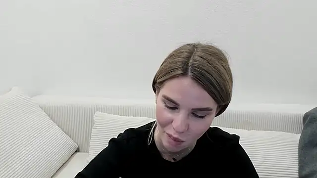 Snapshot of MollyCem chatting on March 10, 3:28 pm MollyCem online show from March 10, 3:28 pm