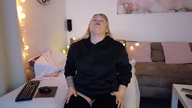 Snapshot of Jolina_Juice chatting on March 23, 8:24 pm Jolina Juice online show from March 23, 8:24 pm