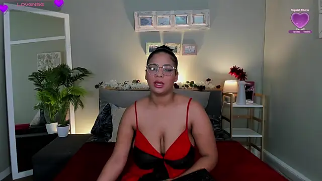 Snapshot of NaughtyTyra chatting on April 20, 7:55 am NaughtyTyra online show from April 20, 7:55 am