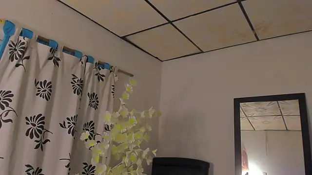 Snapshot of Sacha_Rosse chatting on March 29, 6:24 am Sacha Rosse online show from March 29, 6:24 am