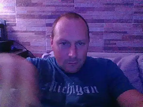 Snapshot of lustonfan chatting on March 20, 1:10 am lustonfan online show from March 20, 1:10 am