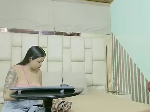 Snapshot of VikyANDfer chatting on March 27, 1:33 pm VikyANDfer online show from March 27, 1:33 pm