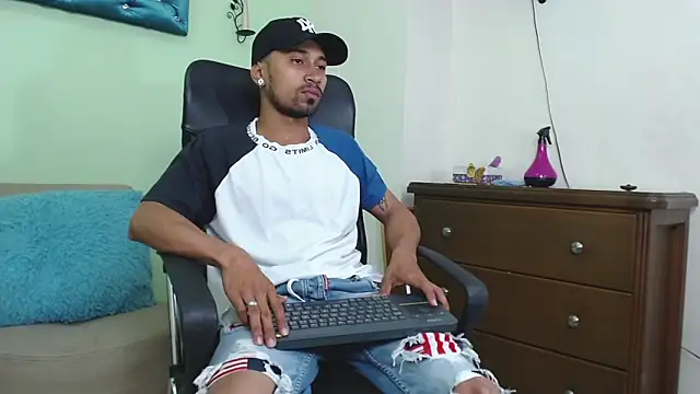 Snapshot of RichardWithe_ chatting on March 10, 12:10 pm RichardWithe online show from March 10, 12:10 pm