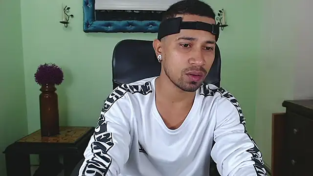 Snapshot of RichardWithe_ chatting on March 24, 11:59 am RichardWithe online show from March 24, 11:59 am