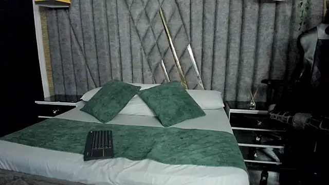 Snapshot of SilvanaFoxx chatting on March 19, 7:51 pm SilvanaFoxx online show from March 19, 7:51 pm