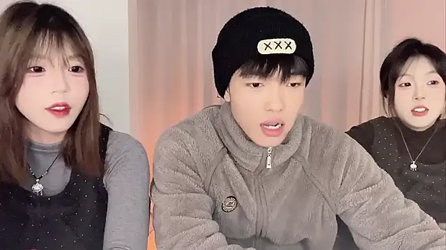 Snapshot of SM_0007 chatting on March 8, 2:43 pm SM 0007 online show from March 8, 2:43 pm