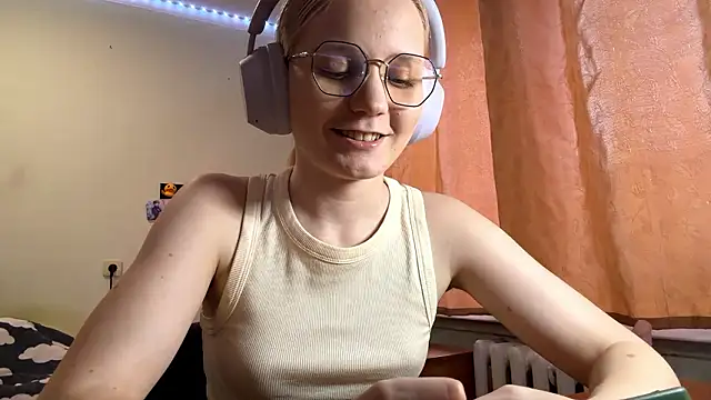 Snapshot of LolaSpermina chatting on March 6, 2:13 pm LolaSpermina online show from March 6, 2:13 pm