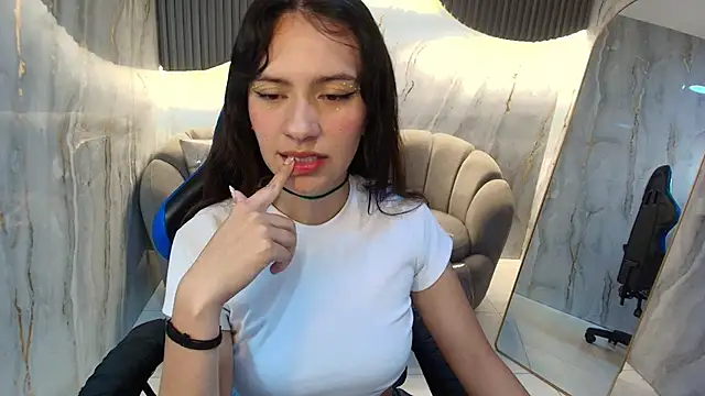 Snapshot of candy_sky_r chatting on March 18, 3:09 am candy sky r online show from March 18, 3:09 am