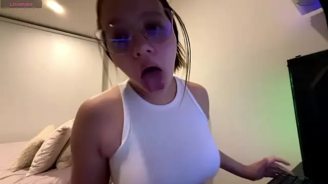 Snapshot of Sarahhh_0 chatting on March 22, 2:37 am Sarahhh 0 online show from March 22, 2:37 am