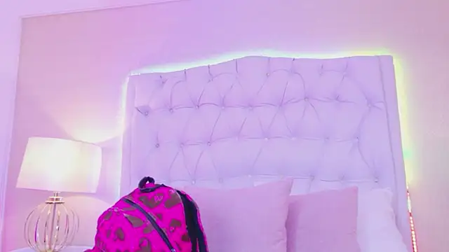 Snapshot of MeganRoseh chatting on March 18, 7:28 pm MeganRoseh online show from March 18, 7:28 pm