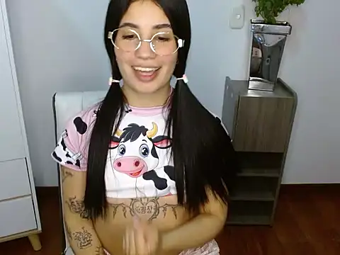 Snapshot of Lucy_engel chatting on March 21, 12:26 am Lucy engel online show from March 21, 12:26 am