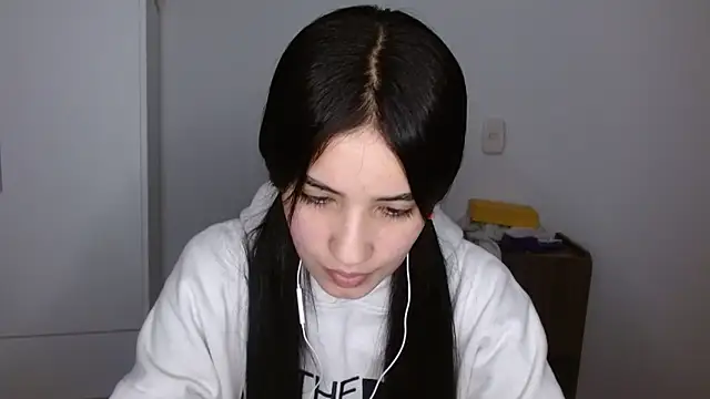 Snapshot of Lucy_engel chatting on April 10, 12:49 am Lucy engel online show from April 10, 12:49 am