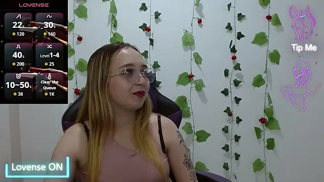 Snapshot of LiaRobertss_ chatting on March 28, 3:17 am LiaRobertss online show from March 28, 3:17 am