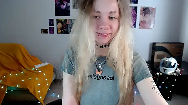 Snapshot of Nica_Kawaii chatting on April 10, 7:57 am Nica Kawaii online show from April 10, 7:57 am