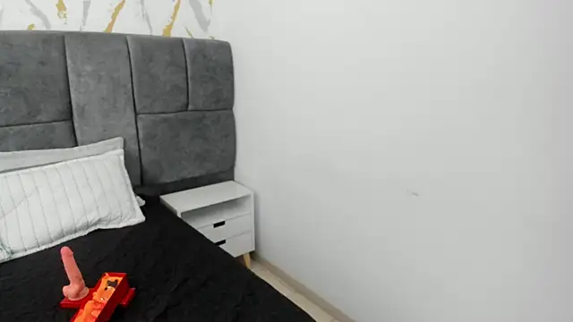 Laura Velle online show from March 24, 4:06 am