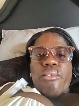 Snapshot of YourLiaa_ chatting on March 22, 6:55 pm YourLiaa online show from March 22, 6:55 pm