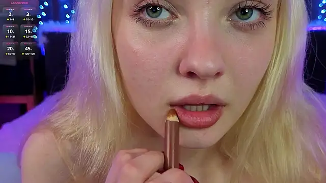 Snapshot of TwilaDona chatting on March 21, 8:19 am TwilaDona online show from March 21, 8:19 am