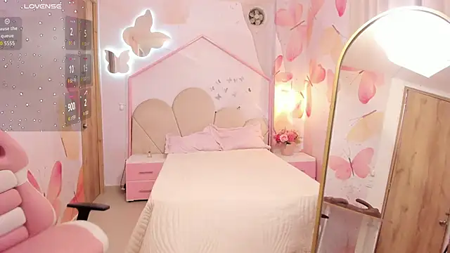 Snapshot of emilynaughty__ chatting on March 12, 7:53 pm emilynaughty online show from March 12, 7:53 pm