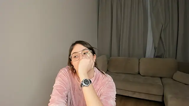 LareeGuzzo online show from March 18, 7:39 pm