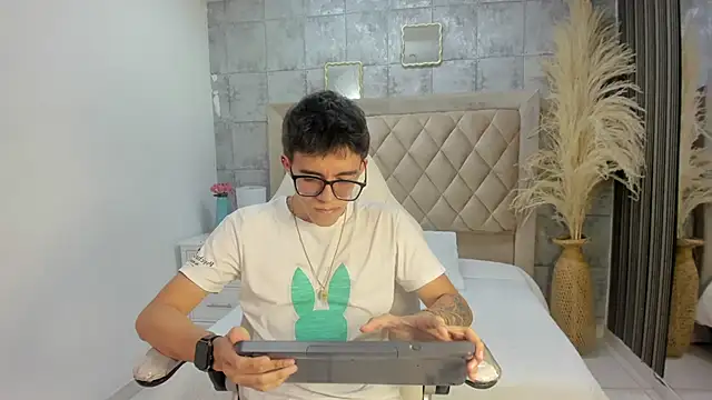 Snapshot of TylerCross_ chatting on March 20, 8:35 pm TylerCross online show from March 20, 8:35 pm