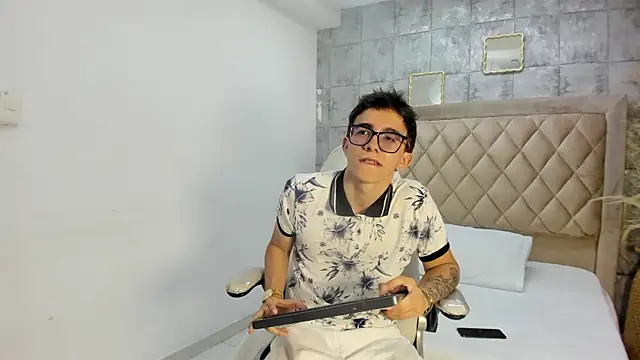 Snapshot of TylerCross_ chatting on March 21, 8:23 pm TylerCross online show from March 21, 8:23 pm