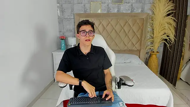 Snapshot of TylerCross_ chatting on March 23, 8:13 pm TylerCross online show from March 23, 8:13 pm