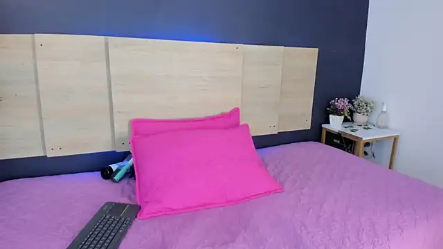 Snapshot of Em1ly_jones chatting on March 16, 12:53 pm Em1ly jones online show from March 16, 12:53 pm