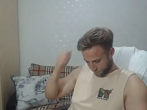 Snapshot of BlondEagleMuscle chatting on June 18, 8:24 pm BlondEagleMuscle online show from June 18, 8:24 pm