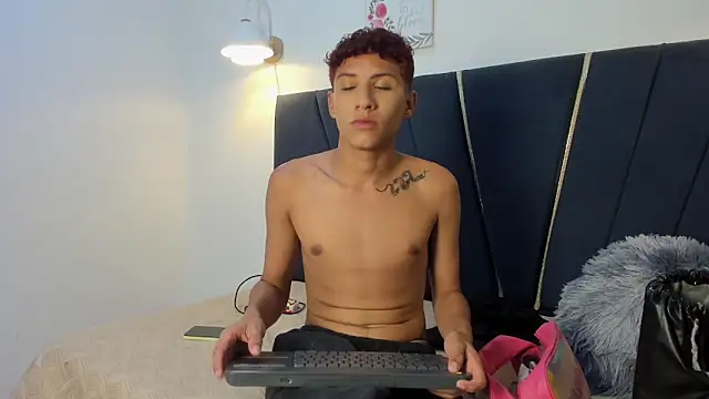 Snapshot of junior_cum18 chatting on March 15, 3:12 am junior cum18 online show from March 15, 3:12 am