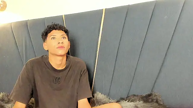 Snapshot of junior_cum18 chatting on March 23, 7:40 pm junior cum18 online show from March 23, 7:40 pm