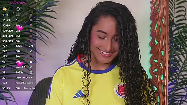 Snapshot of SoyJuliana_19 chatting on June 27, 2:01 pm SoyJuliana 19 online show from June 27, 2:01 pm