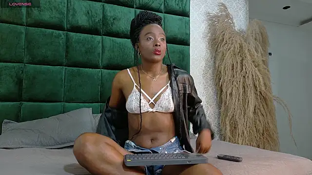 Snapshot of Yara_Shinne chatting on March 12, 1:17 pm Yara Shinne online show from March 12, 1:17 pm