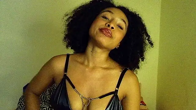 Snapshot of Larita_curly chatting on March 28, 9:14 pm Larita curly online show from March 28, 9:14 pm