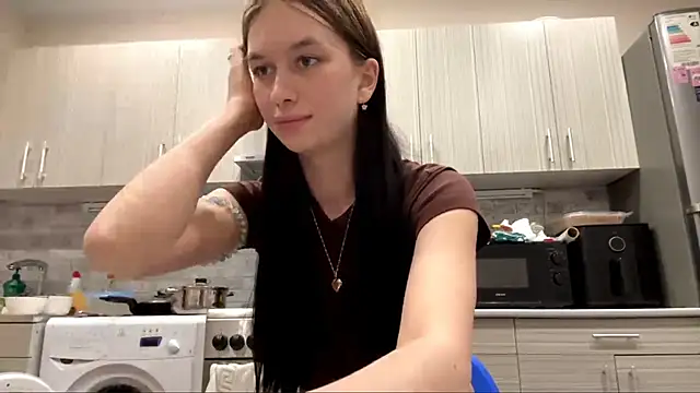 Snapshot of LaraDraggoo chatting on March 28, 7:35 pm LaraDraggoo online show from March 28, 7:35 pm