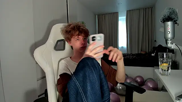 Snapshot of Wawesuc chatting on March 14, 11:04 am Wawesuc online show from March 14, 11:04 am